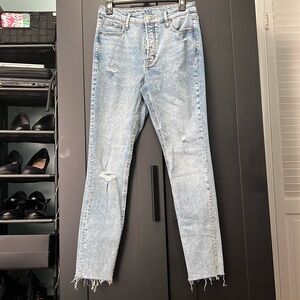 Old Navy. Extra high rise pop icon skinny jeans. Light blue Women’s Size 4.